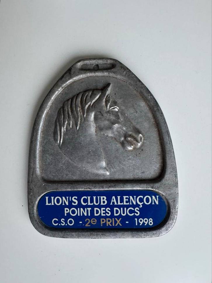 Vintage Lions Club Alençon Speldje Paard, Verzamelen, Speldjes, Pins en Buttons, Gebruikt, Speldje of Pin, Dier of Natuur, Ophalen of Verzenden