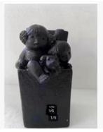 Stone Art beeld twee kindjes met hond in kist 14,5 cm, Ophalen of Verzenden, Zo goed als nieuw, Mens