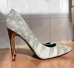 Vrijwel nieuwe naaldhak leren pumps, fantasieprint grijs wit, Kleding | Dames, Schoenen, Pumps, Ophalen of Verzenden, Zo goed als nieuw