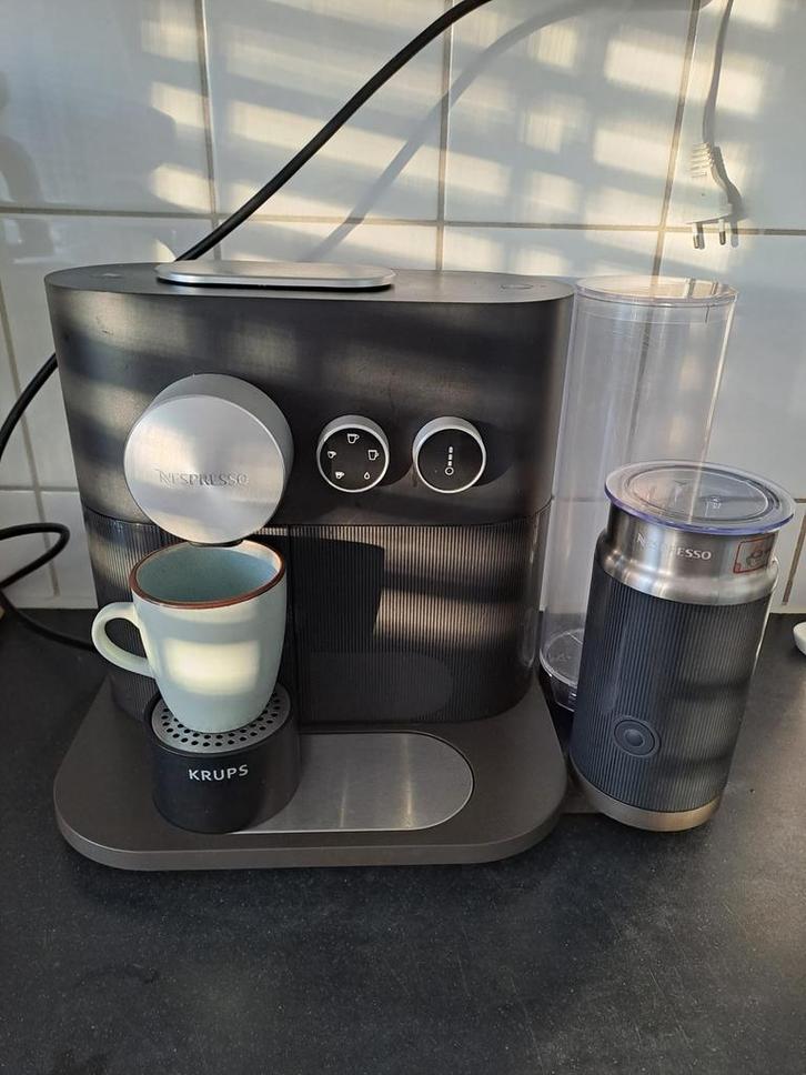 Nespresso koffiemachine met melkopschuimer, Witgoed en Apparatuur, Koffiezetapparaten, Gebruikt, Koffiepads en cups, Koffiemachine