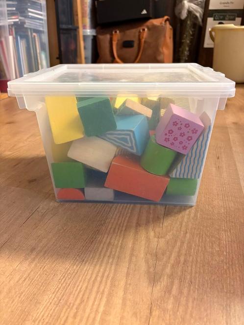 Bak met houten (gekleurde) blokken, Kinderen en Baby's, Speelgoed | Bouwstenen, Gebruikt, Overige merken, Ophalen