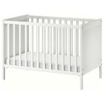 Nette ledikant Sundvik, Kinderen en Baby's, Kinderkamer | Bedden, Ophalen, Zo goed als nieuw, Lattenbodem, Minder dan 140 cm