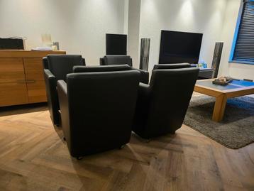 Goede staat 4 eetkamer stoelen. beschikbaar voor biedingen