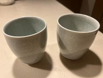 Nieuw (Jars) mokken in lichtblauw/groenig aardewerk beschikbaar voor biedingen