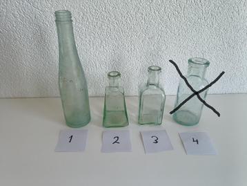 3 brocante glazen flesjes beschikbaar voor biedingen