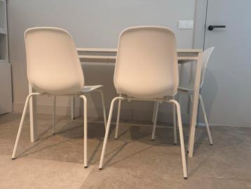 Witte tafel + 4 stoelen - Eethoek beschikbaar voor biedingen