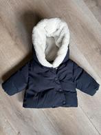 MANGO winterjas met imitatiebonten capuchon (mt 62), Ophalen of Verzenden, Zo goed als nieuw, Jongetje, Jasje