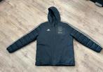 Donker grijze Adidas Ajax spelers jas met sponsors maat L, Ophalen of Verzenden, Zo goed als nieuw