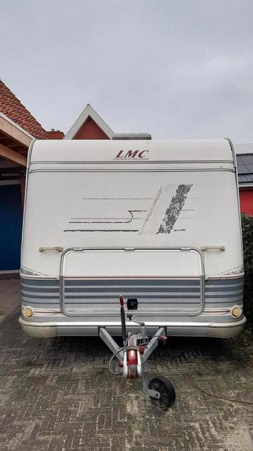LMC Dominant 560 Caravan met Enkele Bedden & Rondzit
