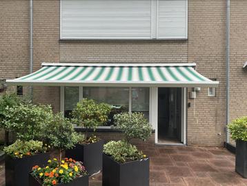 Zonnescherm i.z.g.st. 5 meter breed beschikbaar voor biedingen