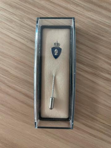 Te koop speldje marechaussee beschikbaar voor biedingen