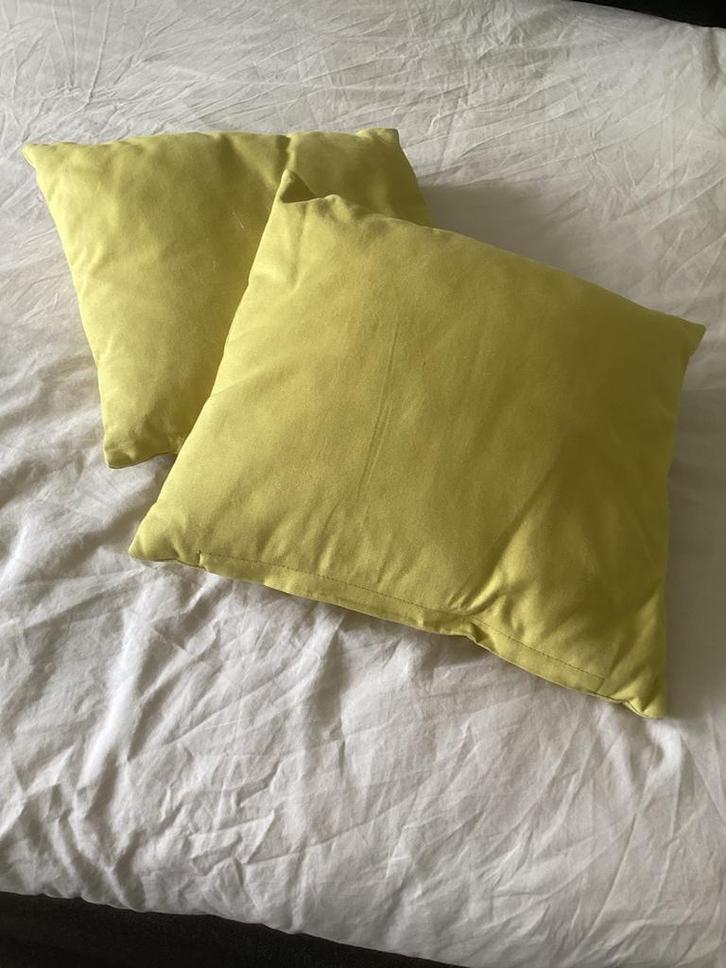Set van 2 sierkussens - kleur tussen geel en groen -, Huis en Inrichting, Woonaccessoires | Kussens, Zo goed als nieuw, Geel, Vierkant