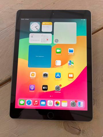 Ipad 6e generatie in topstaat + beschermglas beschikbaar voor biedingen