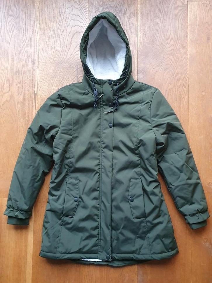 Nog nieuwe, groene, halflange winterjas met capuchon, Kleding | Dames, Jassen | Winter, Zo goed als nieuw, Groen, Ophalen of Verzenden
