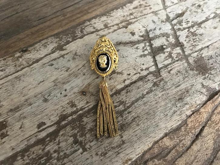 Vintage broche cameo met kwastje, Sieraden, Tassen en Uiterlijk, Antieke sieraden, Broche, Overige materialen, Verguld, Ophalen of Verzenden