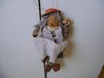 marionet meisje op schommel 30cm met hoed en vlechten, Verzamelen, Poppen, Ophalen of Verzenden, Gebruikt, Pop