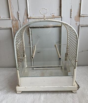Brocante oude witte vogelkooi met 2 glasplaten beschikbaar voor biedingen