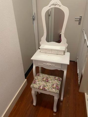 Make-up tafel met krukje beschikbaar voor biedingen