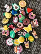 14 : Fruit & Dunkin Donuts Schoenbedels Charms voor de Crocs, Verzamelen, Speldjes, Pins en Buttons, Ophalen of Verzenden, Zo goed als nieuw