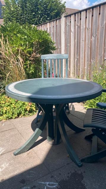 Ronde donkergroene kunststof tuintafel beschikbaar voor biedingen
