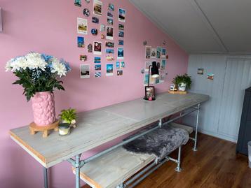 Grijs steigerhouten bureau met bank beschikbaar voor biedingen