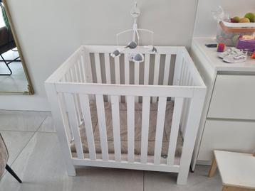 Kinderbox Vierkant Hout Wit met kleed en matras beschikbaar voor biedingen