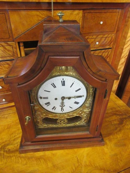 Oer 09621 ANTIEKE kersenhouten Duitse tafel klok (1800-1810), Antiek en Kunst, Antiek | Klokken, Ophalen