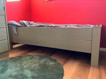 Bed en kast  beschikbaar voor biedingen