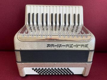 Kleine lichte duitse Weltmeister accordeon . 60 bas .  beschikbaar voor biedingen