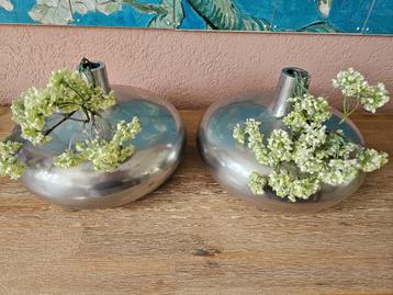 2 Grote metalen vazen. (20cm H + 30 cm doorsnee)   beschikbaar voor biedingen