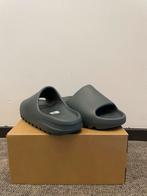 Yeezy Slide Slate Marine - EU 43, Kleding | Heren, Schoenen, Overige kleuren, Nieuw, Ophalen of Verzenden, Sneakers of Gympen