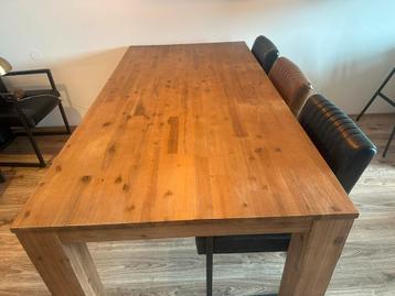 Complete inboedel; eettafel, salontafel en tv dressoir beschikbaar voor biedingen