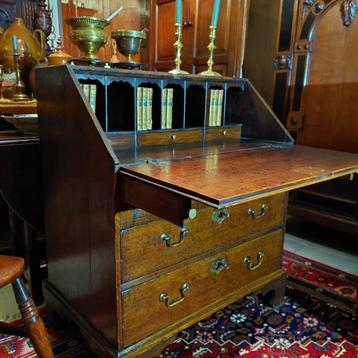 Klein Engels 18e eeuws secretaire bureau. beschikbaar voor biedingen