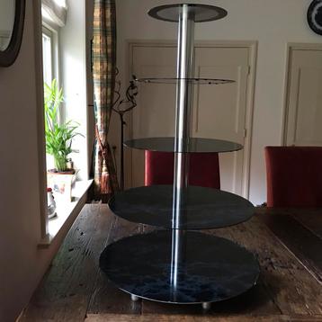 Etagère met 5 platen beschikbaar voor biedingen