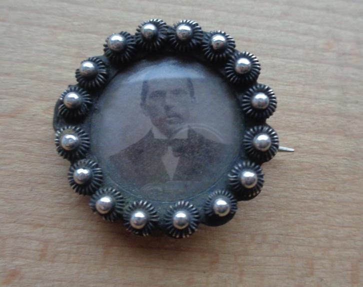 antiek zilveren foto broche met Zeeuwse knopjes [885], Sieraden, Tassen en Uiterlijk, Antieke sieraden, Broche, Zilver, Verzenden