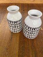 2 witte siervaasjes met zwart patroon, Ophalen, Zo goed als nieuw, Wit, Minder dan 50 cm