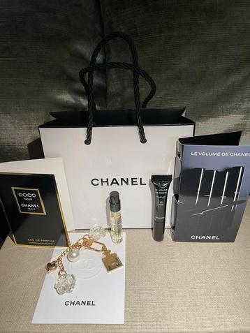 Chanel no5 charm + camelia sleutelhanger,Coco noir edp+ tas beschikbaar voor biedingen