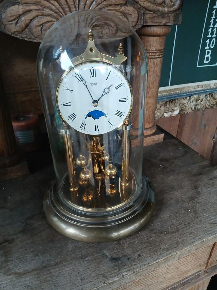 Hermle Quartz Tafelklok met Glazen Stolp, Antiek en Kunst, Antiek | Klokken, Ophalen of Verzenden