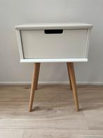 Nachtkastje (Mitrana) wit, Huis en Inrichting, Slaapkamer | Nachtkastjes, Ophalen, Gebruikt, Minder dan 45 cm, 55 tot 70 cm
