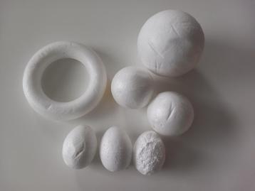 Eieren, rondjes en ring van piepschuim en gele marabouveert beschikbaar voor biedingen