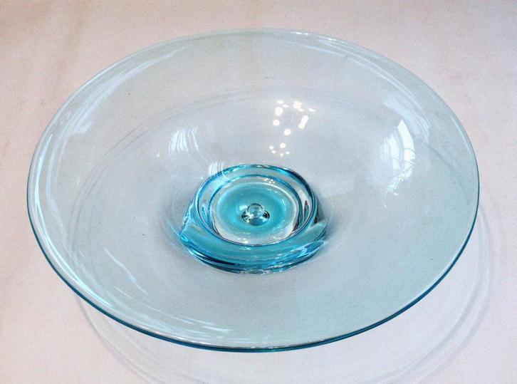 Krosno lichtblauw glazen schaal op voet, Polen uit ca 2000., Antiek en Kunst, Antiek | Glas en Kristal, Ophalen of Verzenden