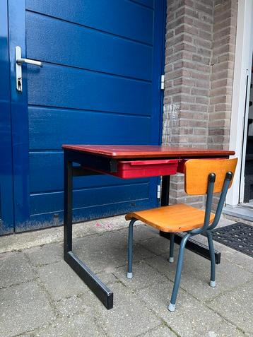 Kinder bureau met stoeltje  beschikbaar voor biedingen