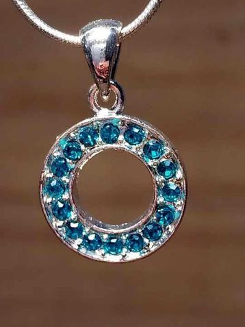 hangertje rond turquoise strass beschikbaar voor biedingen