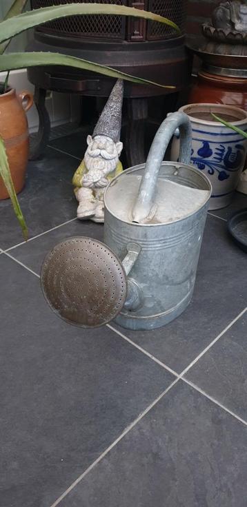 zinken gieter met messing zeef. beschikbaar voor biedingen