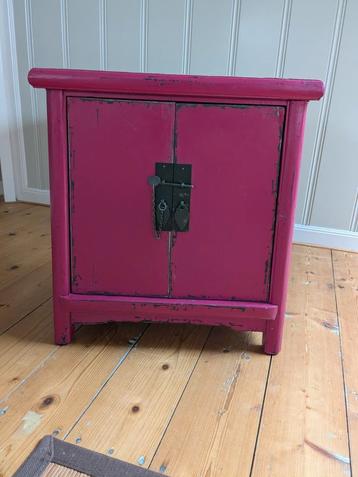 Oosters nachtkastje met deurtjes beschikbaar voor biedingen