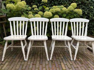 4 witte houten stoelen beschikbaar voor biedingen