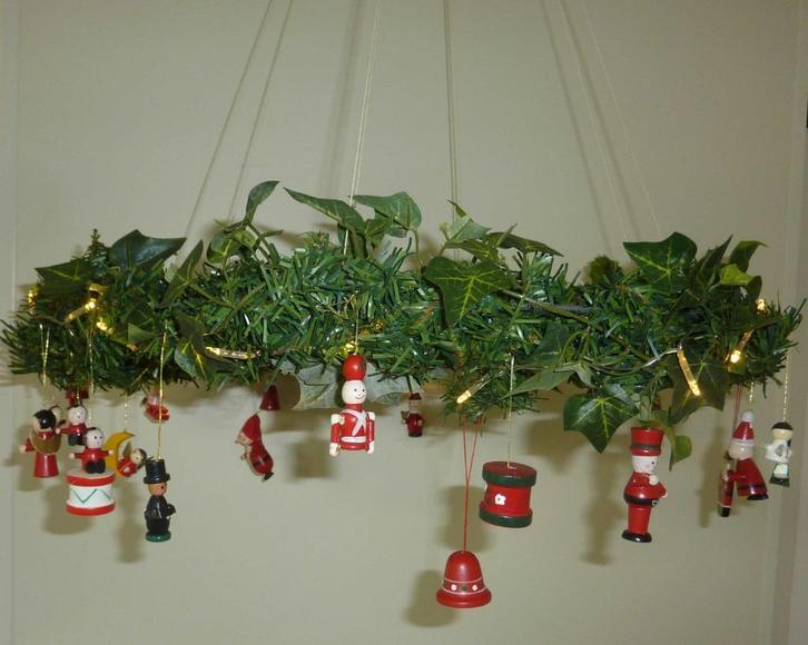 2 metalen kerstkransen met houten figuren en verlichting, Diversen, Kerst, Gebruikt, Ophalen