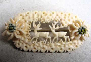 Antieke broche met hertenpaar, mooi uitgesneden been beschikbaar voor biedingen
