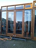 2 x Pui met dubbele tuindeuren en zijlichten bovenlicht