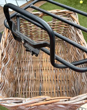 Fietsmand met drager voor stuur beschikbaar voor biedingen